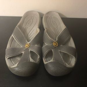 Keen Bali closed toe thong sandals size 9.5"